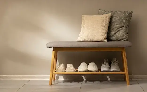 Sapateira na entrada da casa, com os sapatos do dia a dia guardados