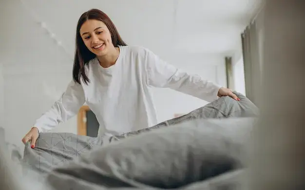 Pessoa arrumando a cama do quarto em poucos minutos, no começo do dia